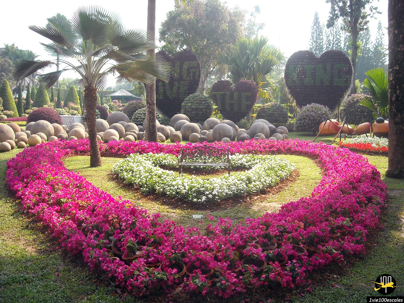 Le jardin tropical de Nong Nooch est situé sur une superficie de 2,4 kilomètres carrés et est un jardin botanique magnifiquement aménagé