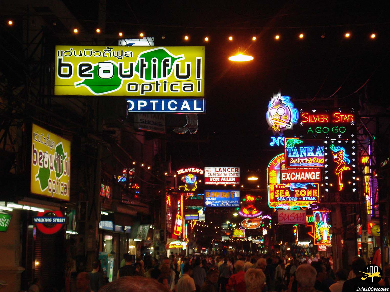 Les nombreuses enseignes lumineuses de la Walking Street de Pattaya
