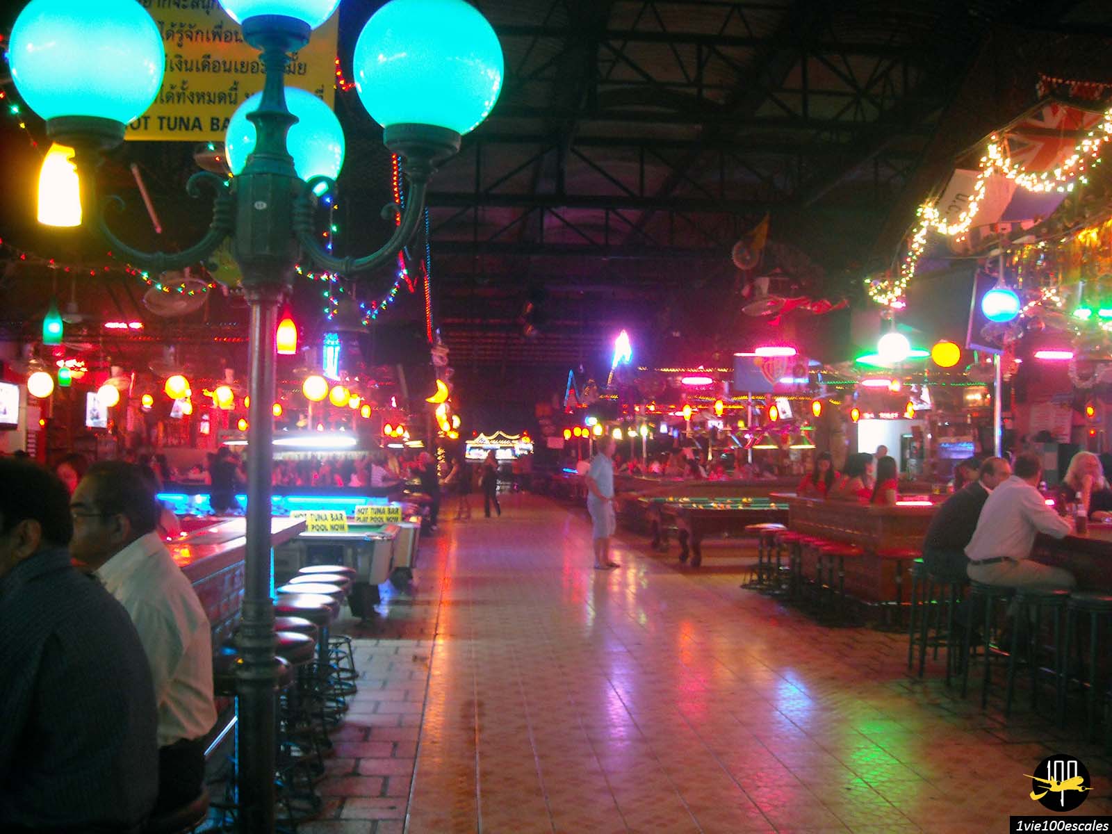 Les nombreux bars à hôtesses de la walking street de Pattaya