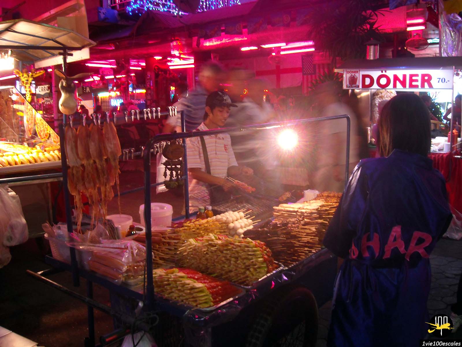 Vendeurs de rue de nourritures de la walking street de Pattaya