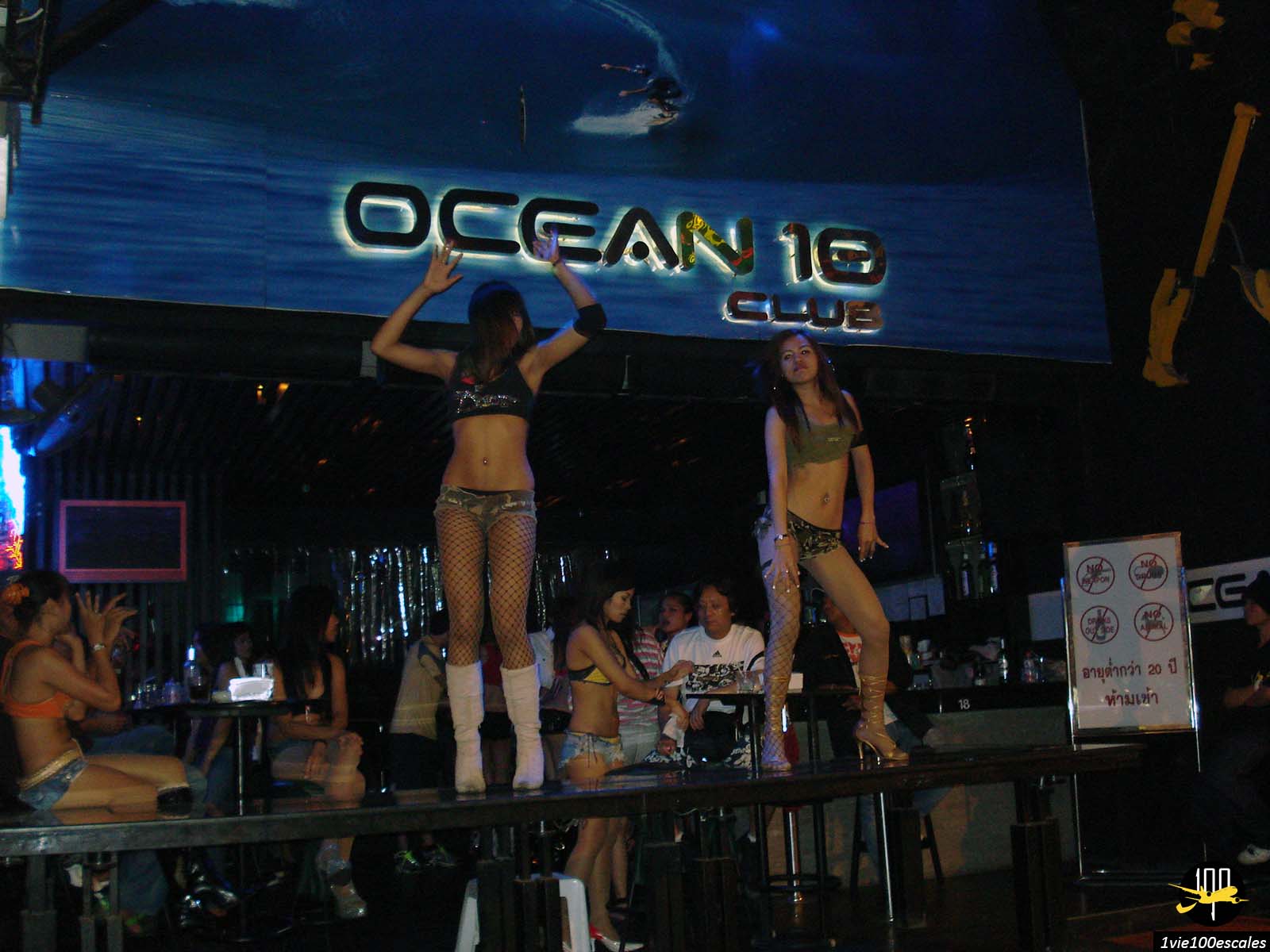 Des femmes qui dansent sur le bar du Ocean 10 Club de la walking street de Pattaya