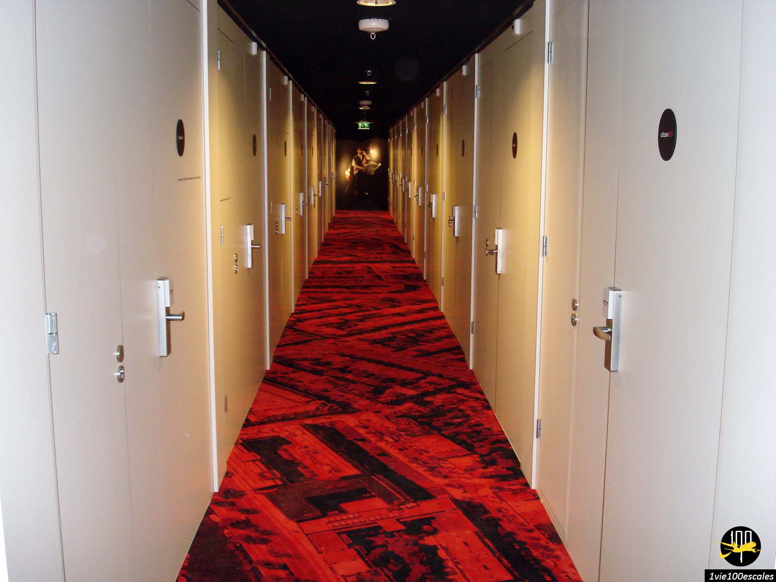 Les couloirs de l'hôtel citizenM Amsterdam South où les chambres conteneurs sont alignées à la suite