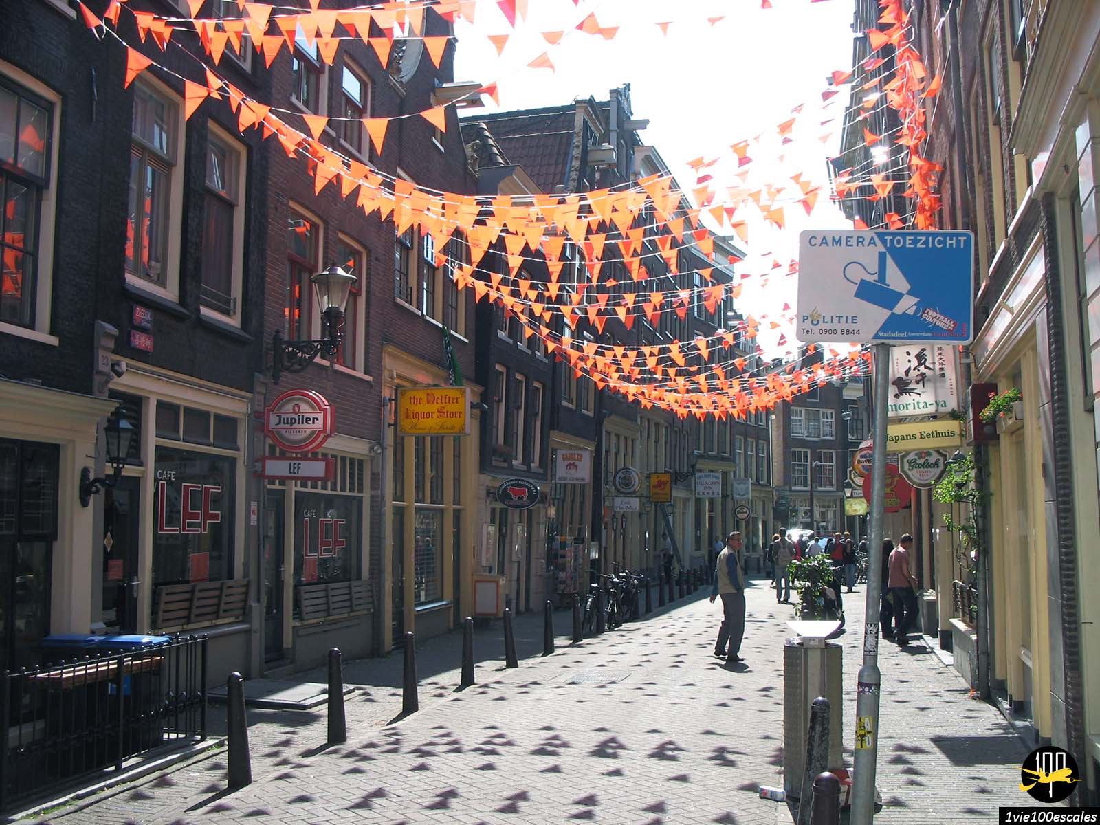 Les ruelles d'Amsterdam décorées de la couleur Orange la couleur nationale