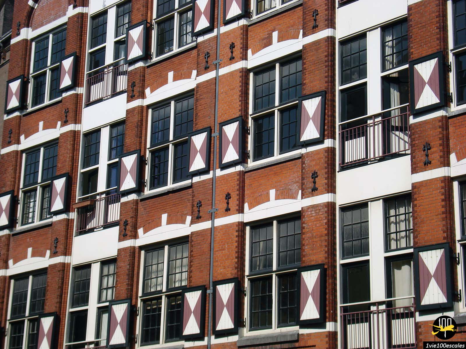 Les façades en briques le long du canal Oudezijds Kolk dans le quartier de De Wallen à Amsterdam