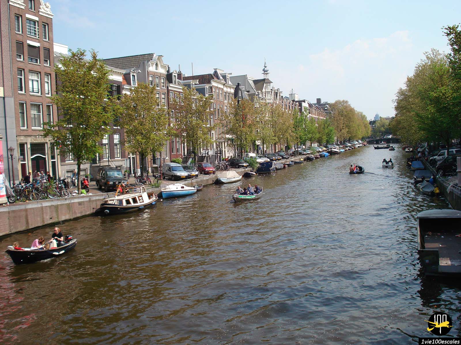 Amsterdam compte 165 canaux avec une longueur totale de 100 km