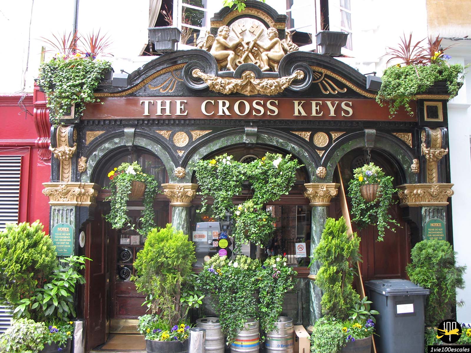 L'extérieur fleuri du pub The Cross Keys de Londres à Covent Garden