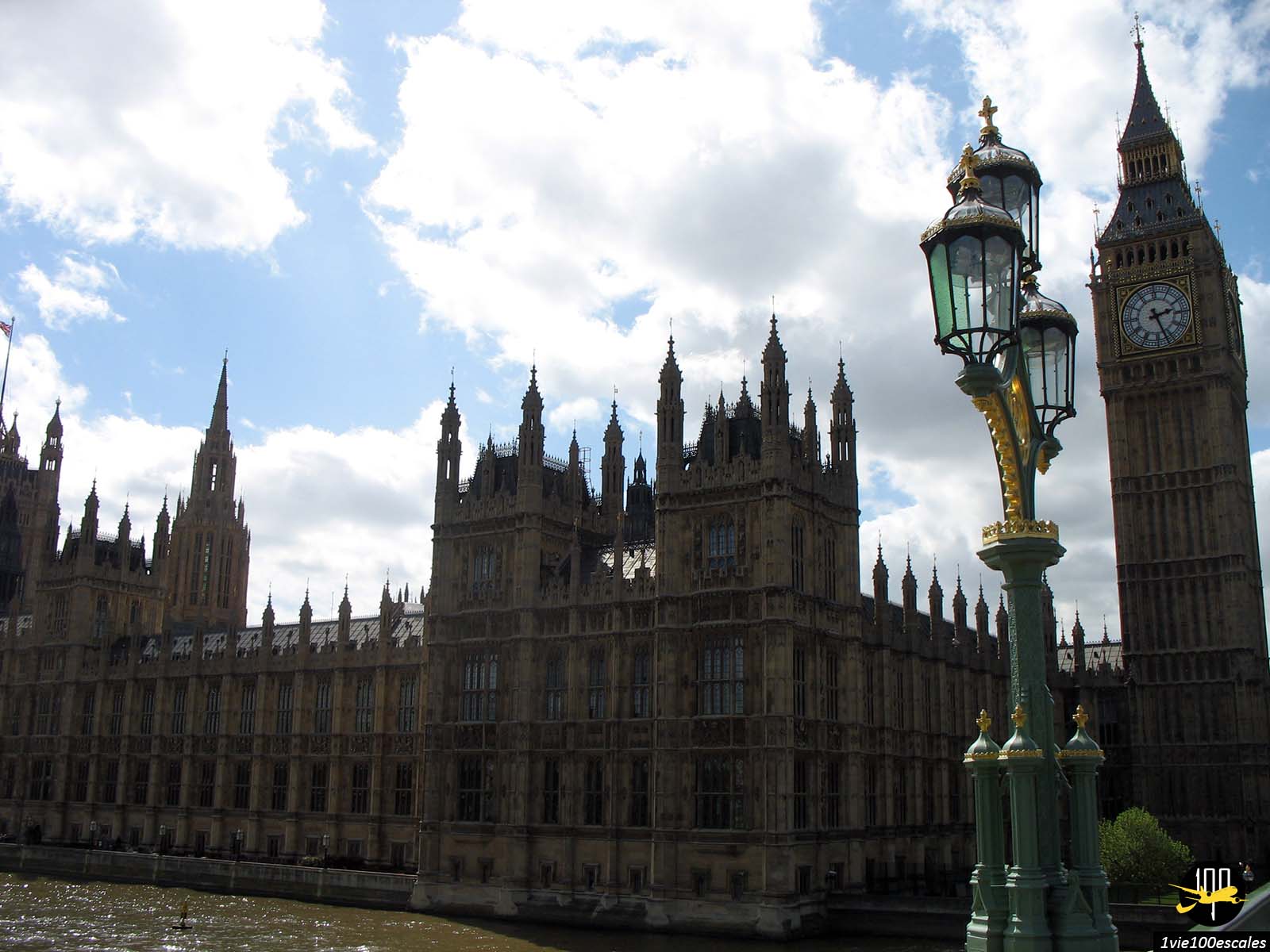 Le Palais de Westminster depuis le pont qui traverse la Tamise de Londres