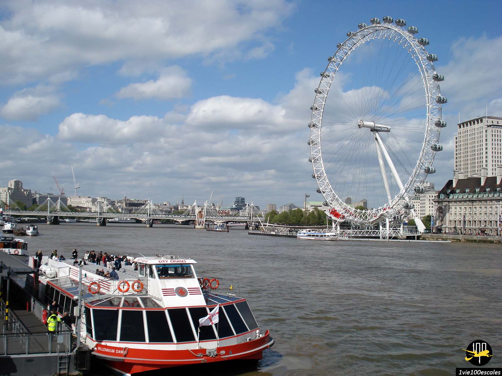 La Tamise le fleuve qui sépare le Palais de Westminster et London Eye à Londres