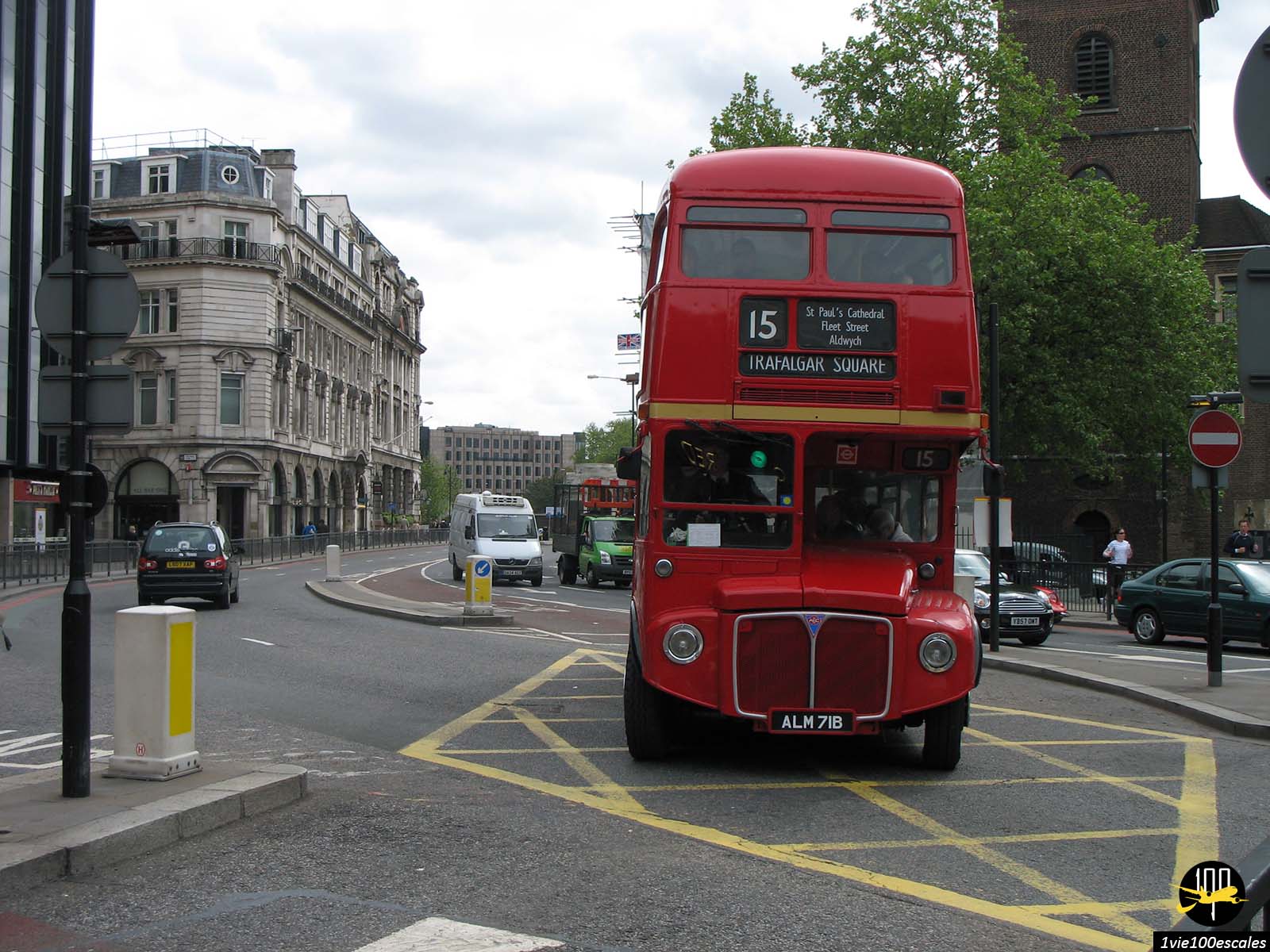 Un célèbre ancien bus à impériale rouge dans les rues de Londres en Angleterre