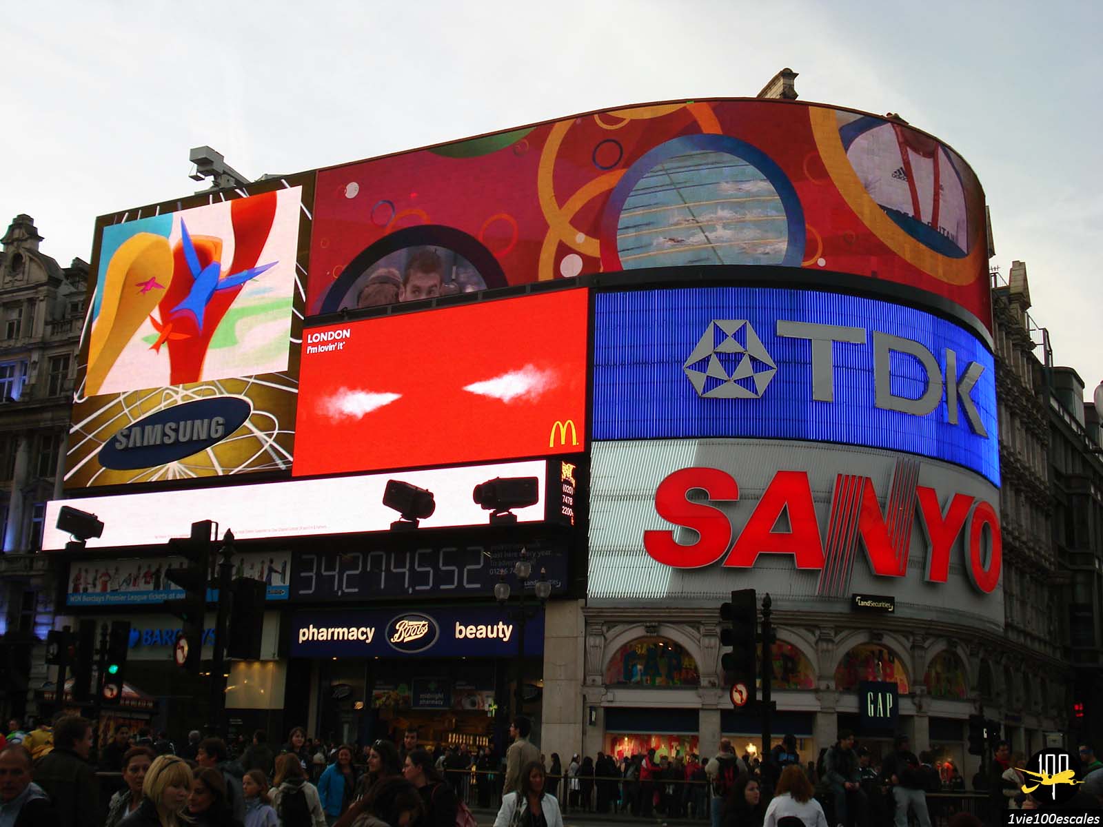 Les enseignes lumineuses de publicité de Piccadilly Circus à Londres