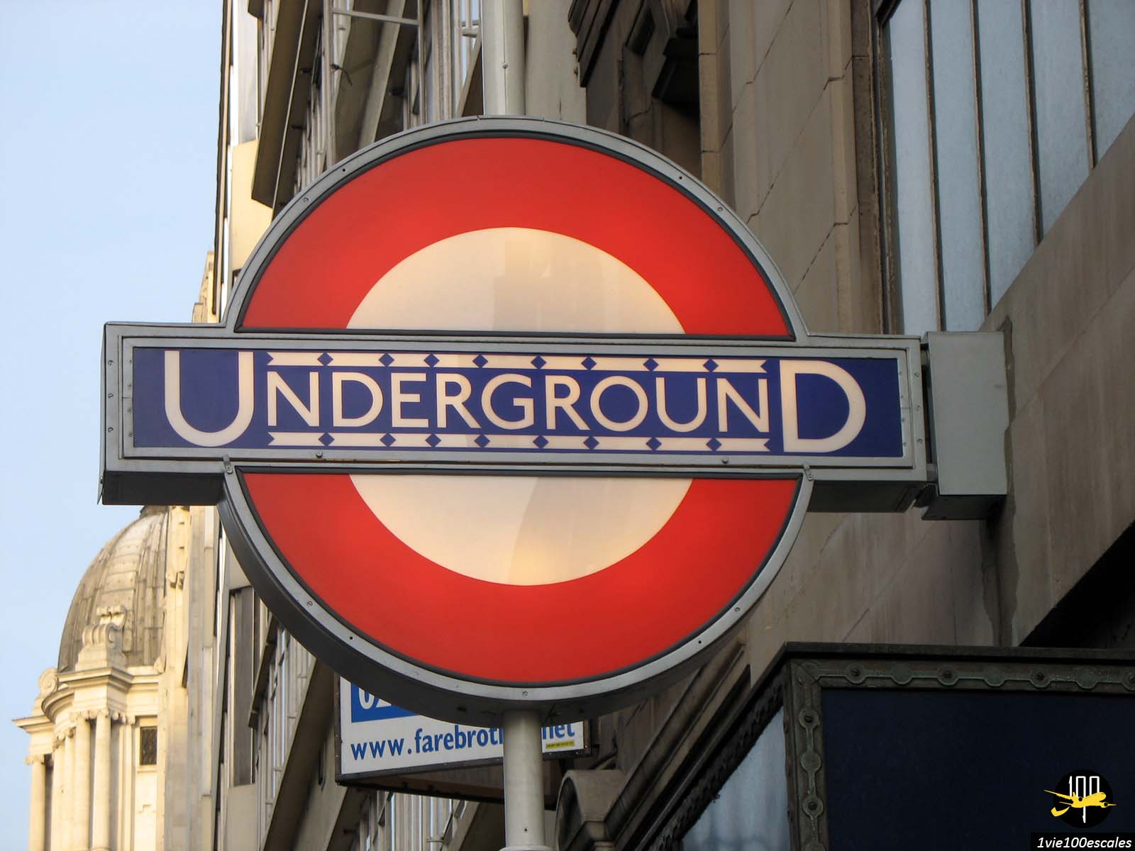 Panneau Underground de Londres indiquant l'entrée d'une station de métro