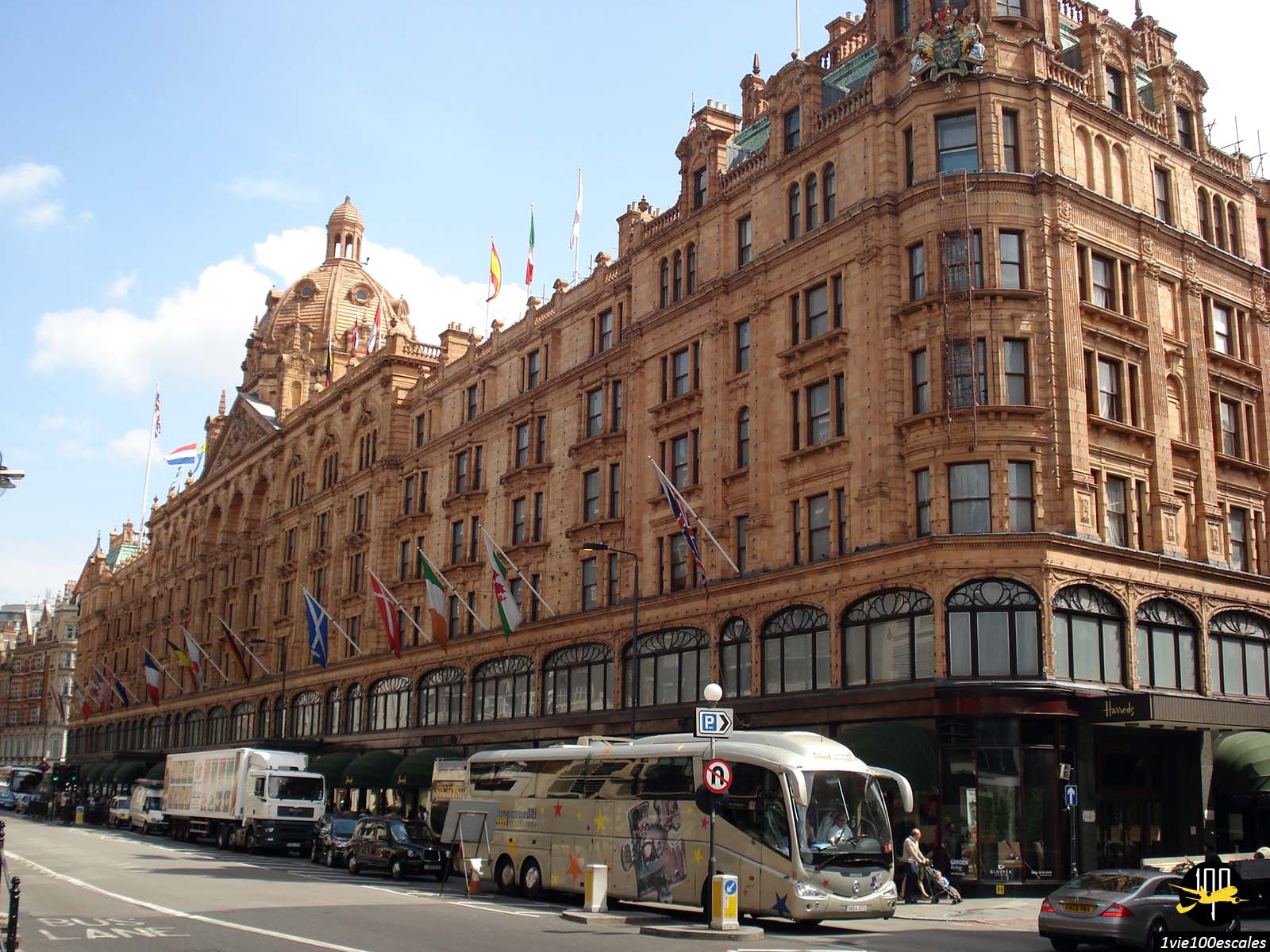 La façade du grand magasin Harrods de Londres, le centre commercial le plus célèbre du monde