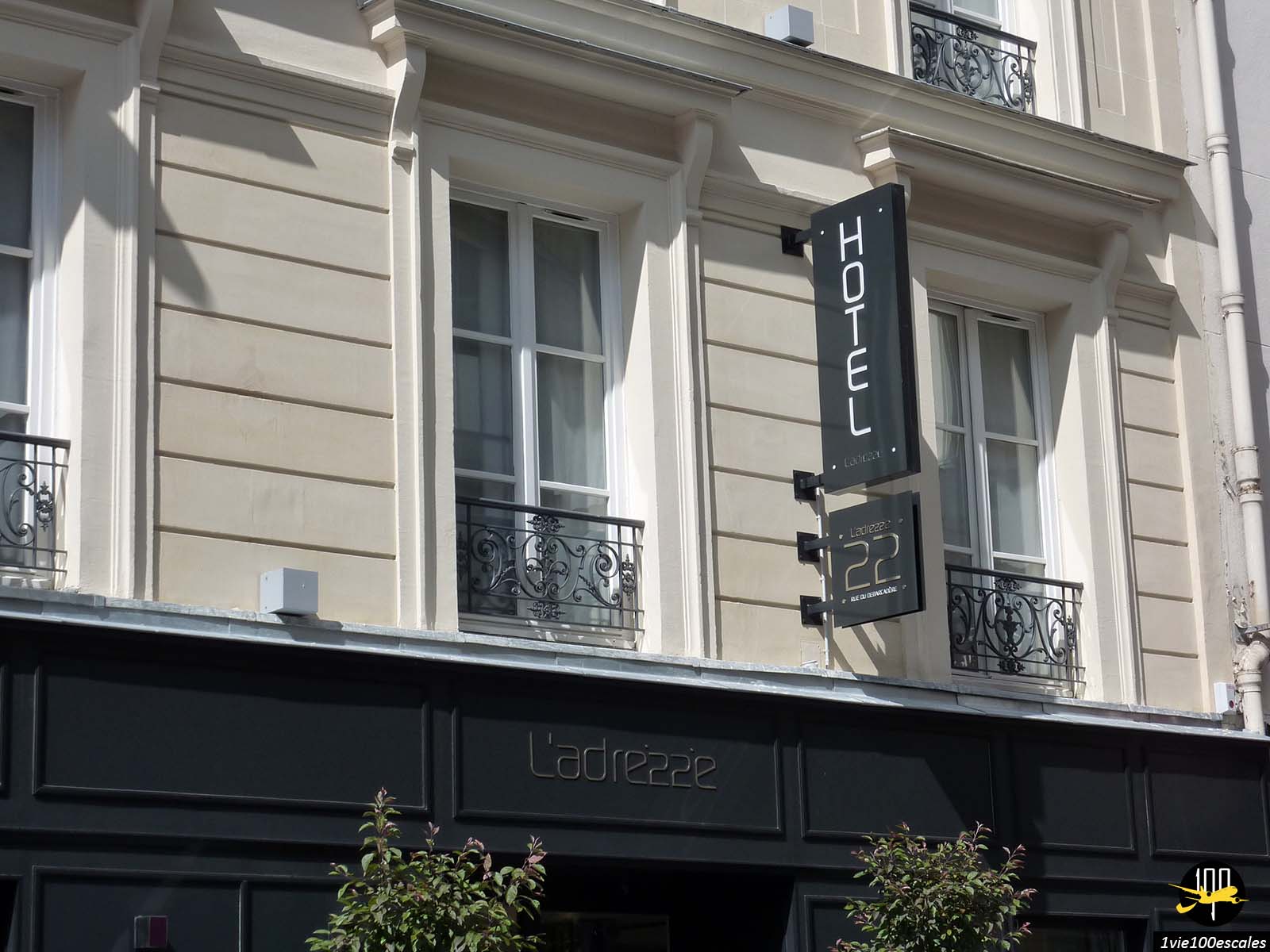 Façade de l’hôtel L'Adresse situé Rue du Débarcadère à Paris