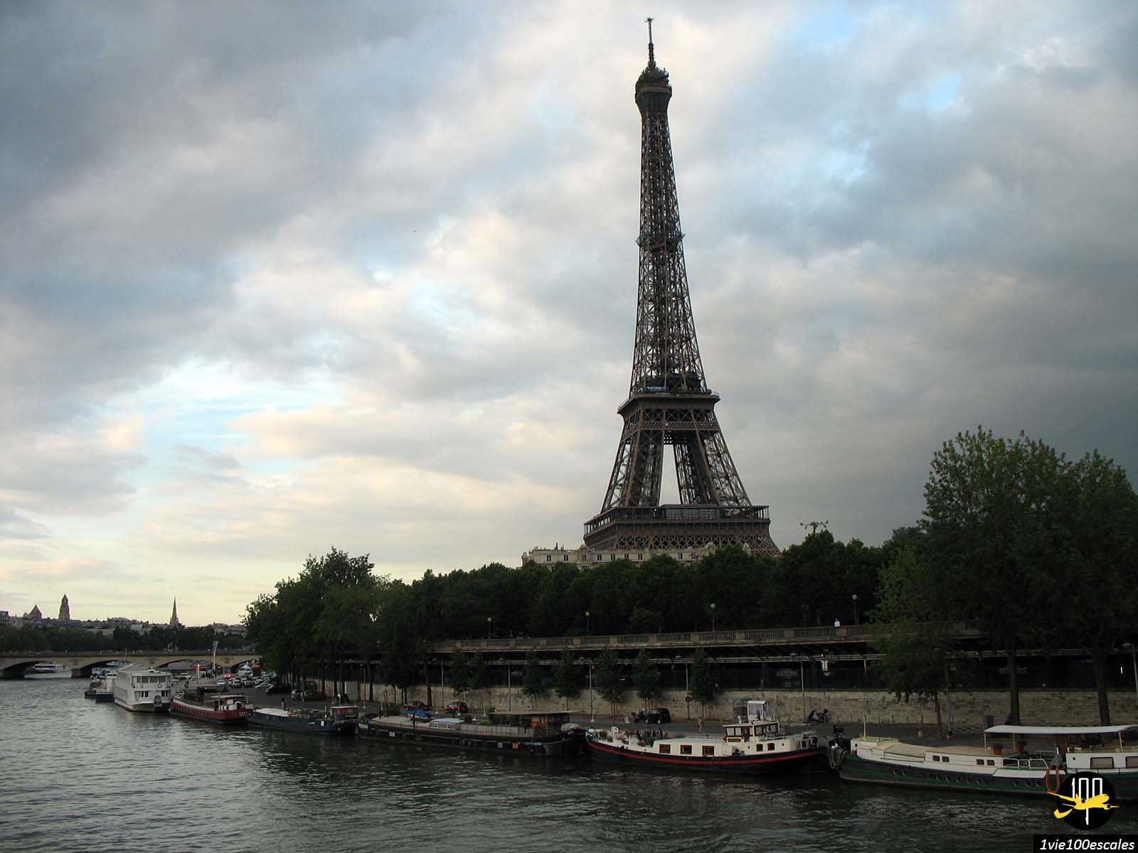 La magnifique vue sur la Tour Eiffel depuis le Pont de Bir-Hakeim de Paris