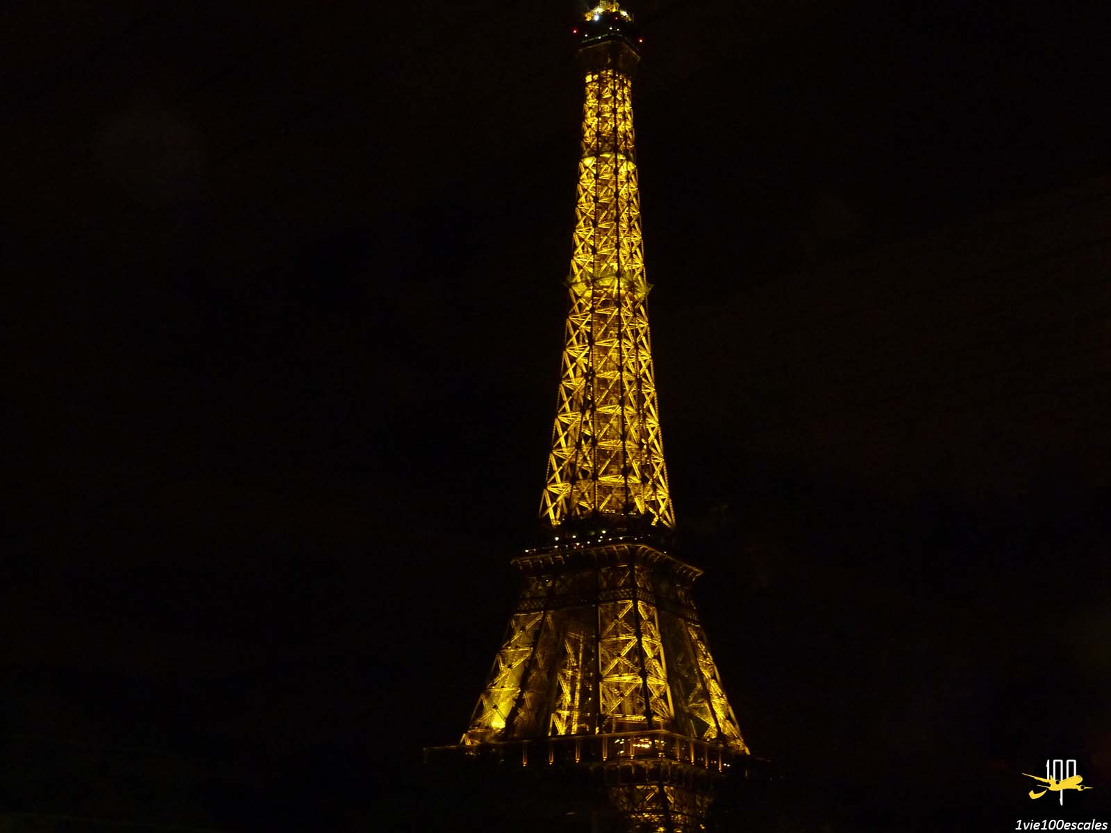 La célèbre Tour Eiffel éclairée en pleine nuit