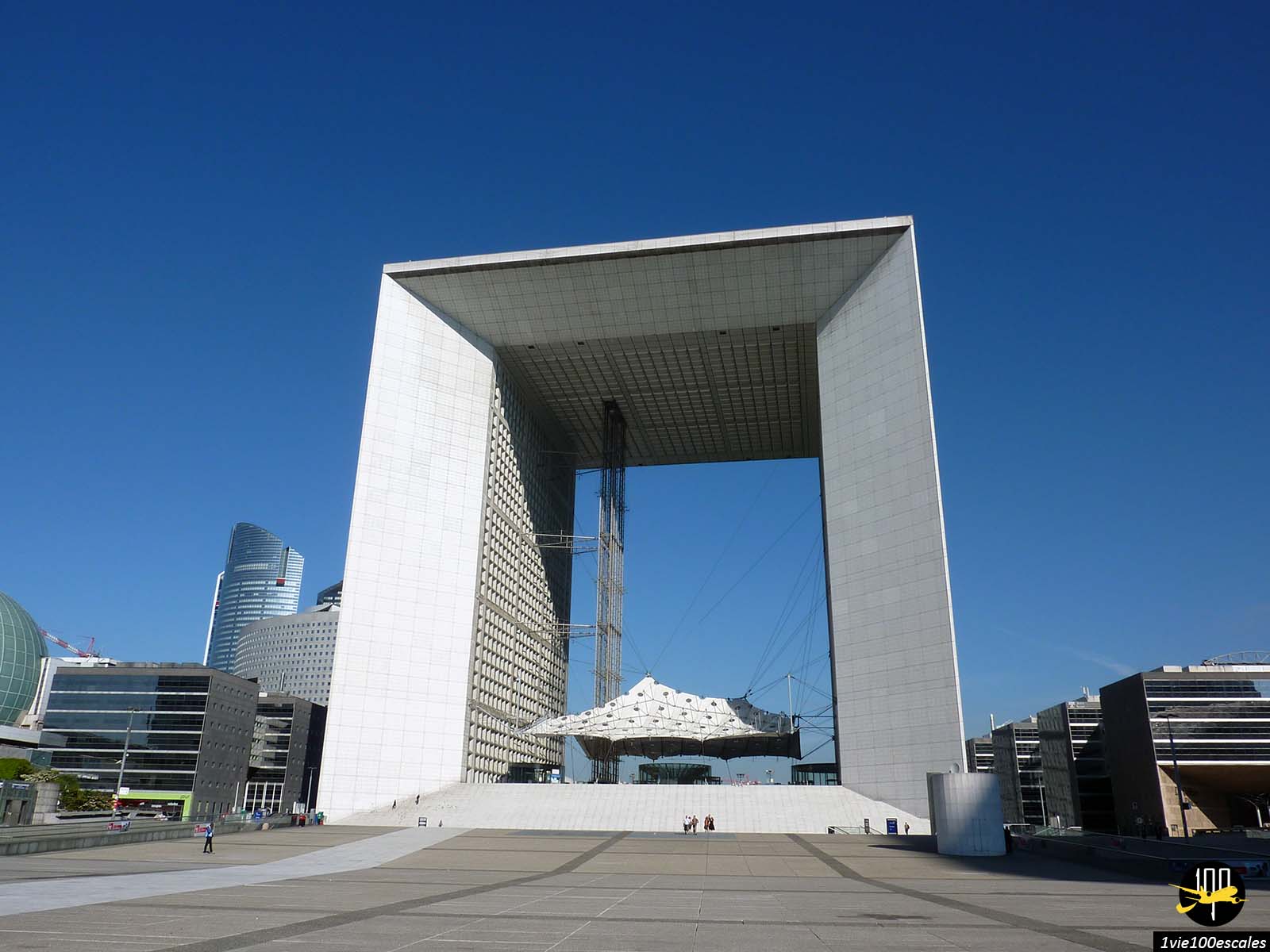 Au cœur du quartier d'affaires de la Défense, à Paris, trône une grande arche à l'architecture surprenante
