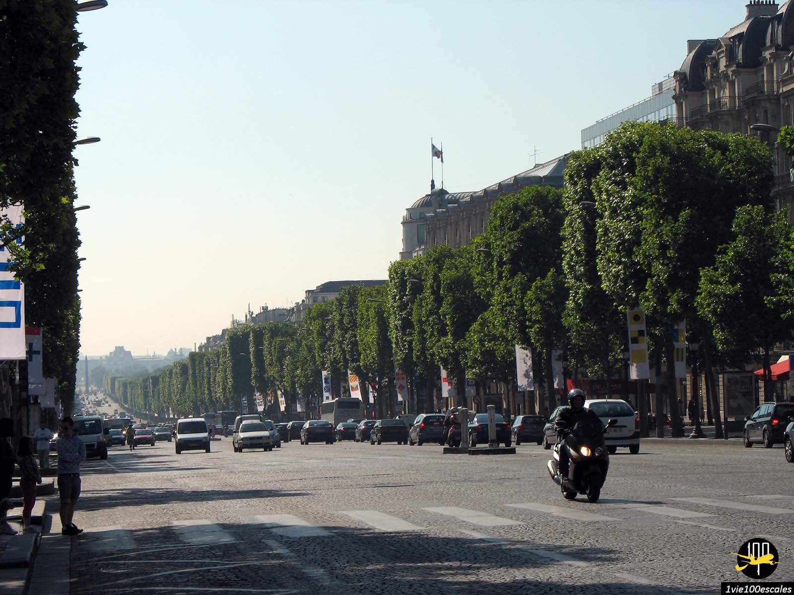 Les Champs Élysées sont l'un des symboles de Paris et considérés comme la plus belle avenue du monde