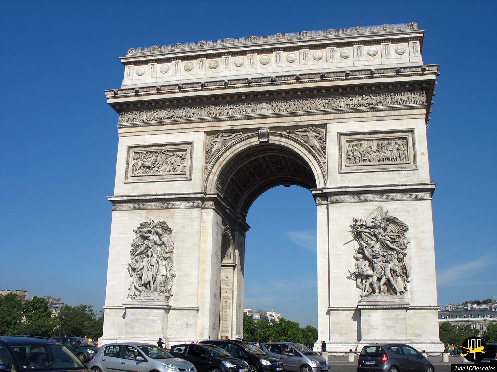 L'Arc de triomphe impressionne par son architecture néoclassique, directement inspirée des arcs antiques