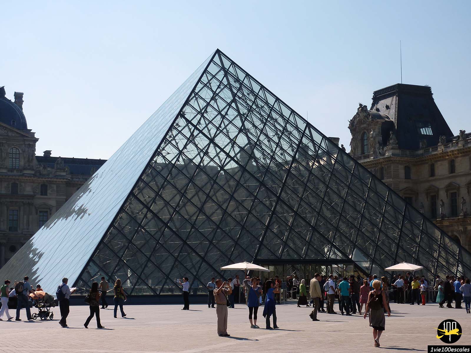 Au cœur de la cour Napoléon s'élève la Pyramide du Louvre, un défi architectural qui est devenu le symbole même du musée
