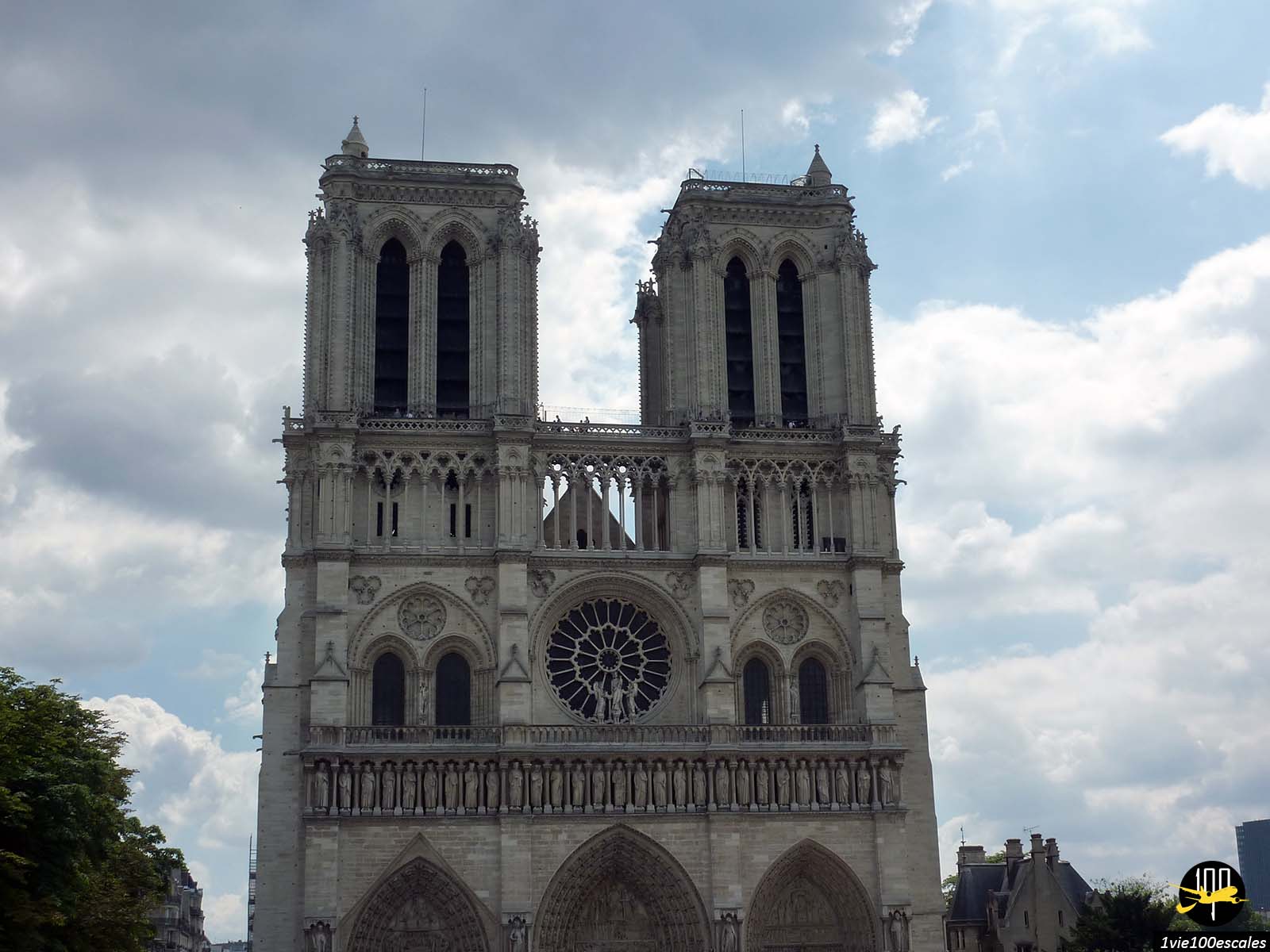 La cathédrale Notre-Dame de Paris, chef d'œuvre de l'architecture gothique, est le monument le plus visité de France