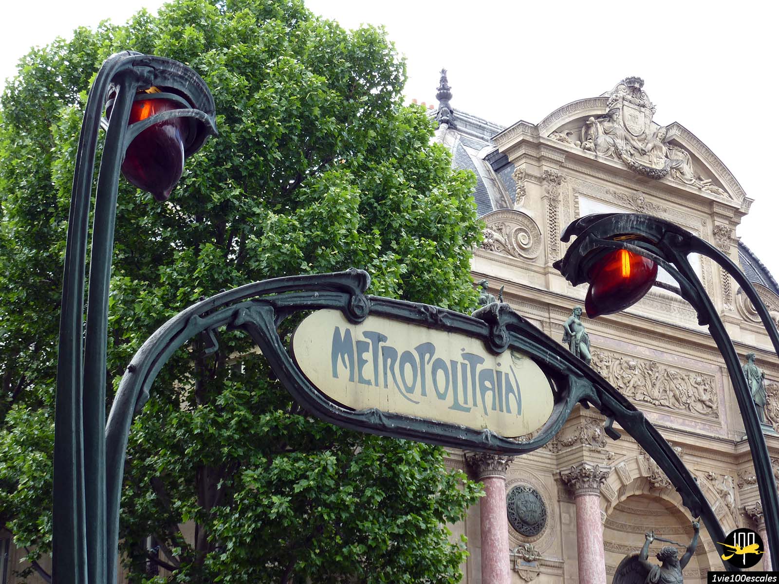 Les entrées de stations de métro en fer forgé art nouveau de Paris