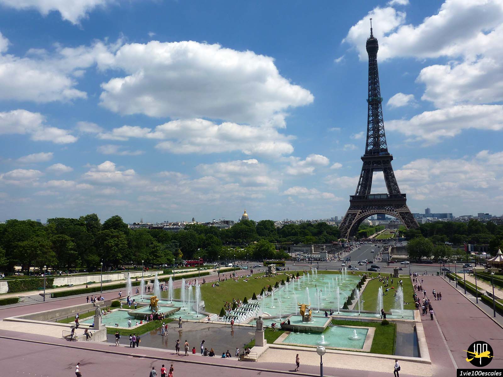 La tour Eiffel depuis l'esplanade du Trocadéro à Paris