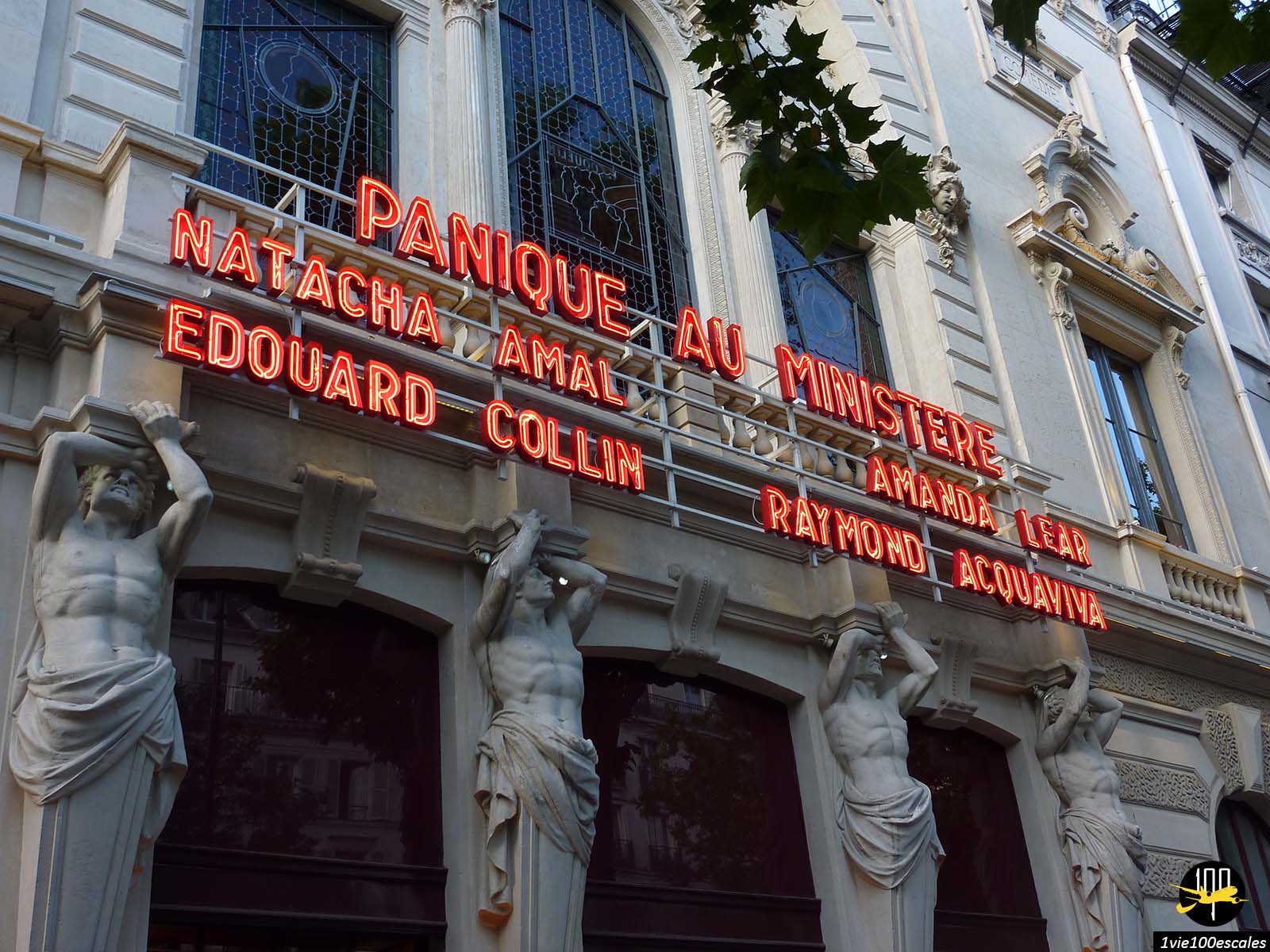 Entrée du Théâtre de la Porte Saint-Martin installée sur les grands boulevards de Paris