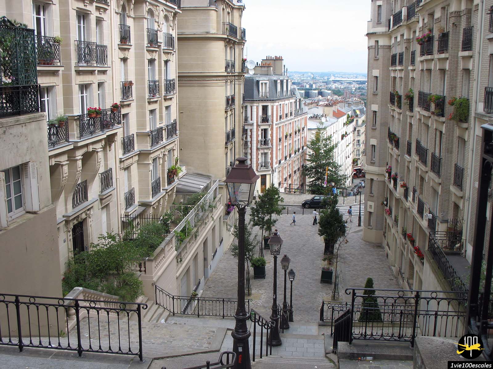 Escaliers de la rue du Mont Cenis à la butte Montmartre de Paris
