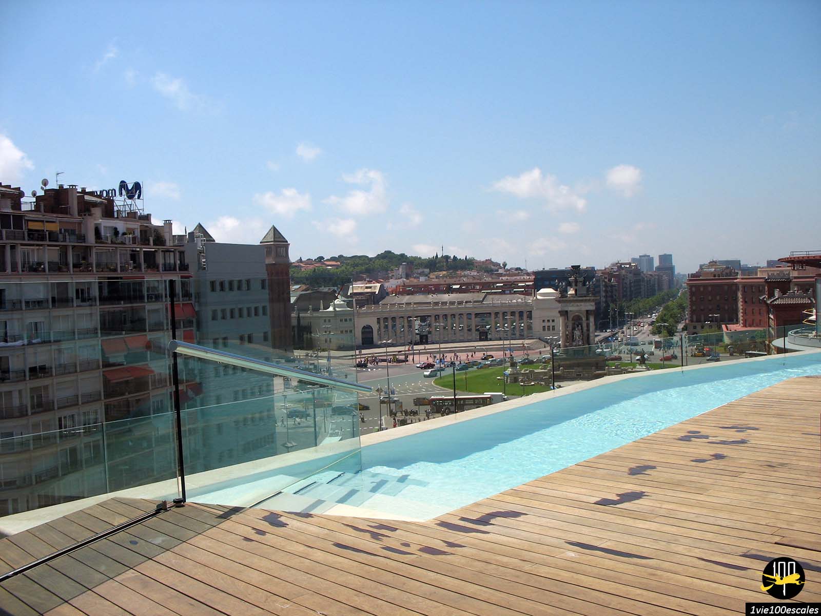 La piscine sur le toit du B-Hotel offrant une vue sur la place d'Espagne