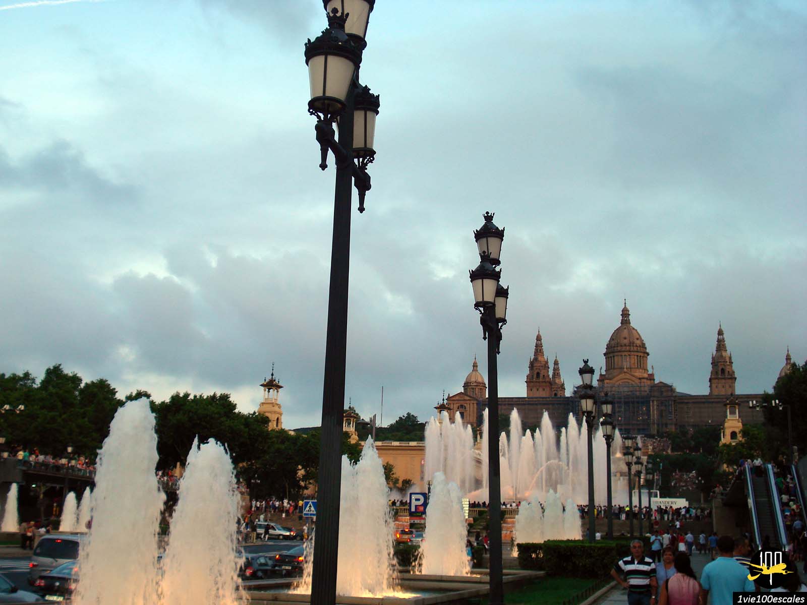 La Fontaine Magique, située au pied de la montagne de Montjuïc, est devenue l'une des attractions les plus populaires de Barcelone