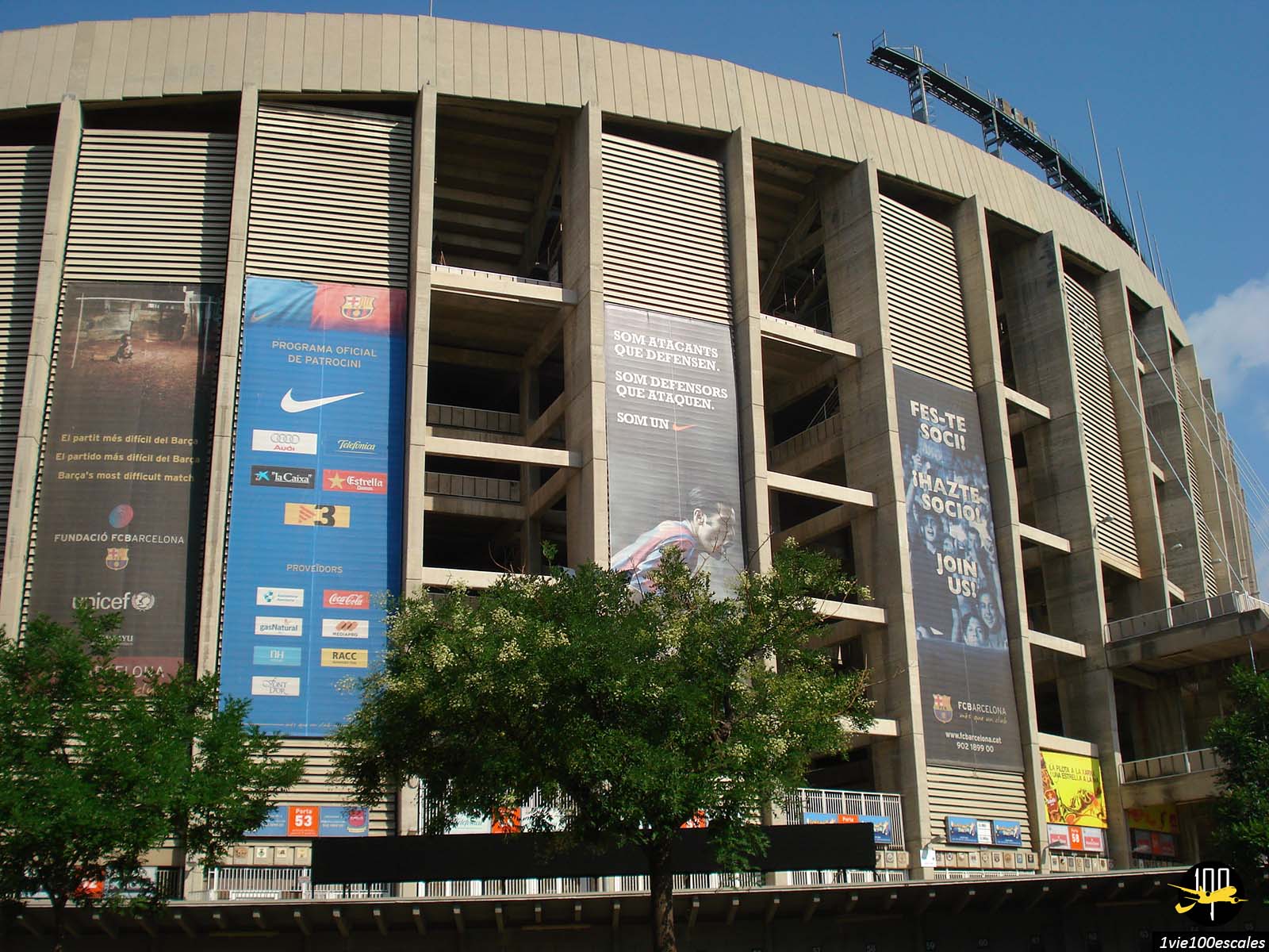 Camp Nou Experience est une visite qui permettra à tous les fans de football de découvrir le stade. La visite commence au premier étage du Musée