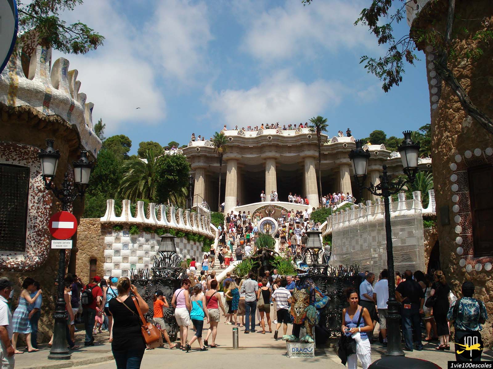 L'entrée principale du Parc Guell avec ses nombreux touristes