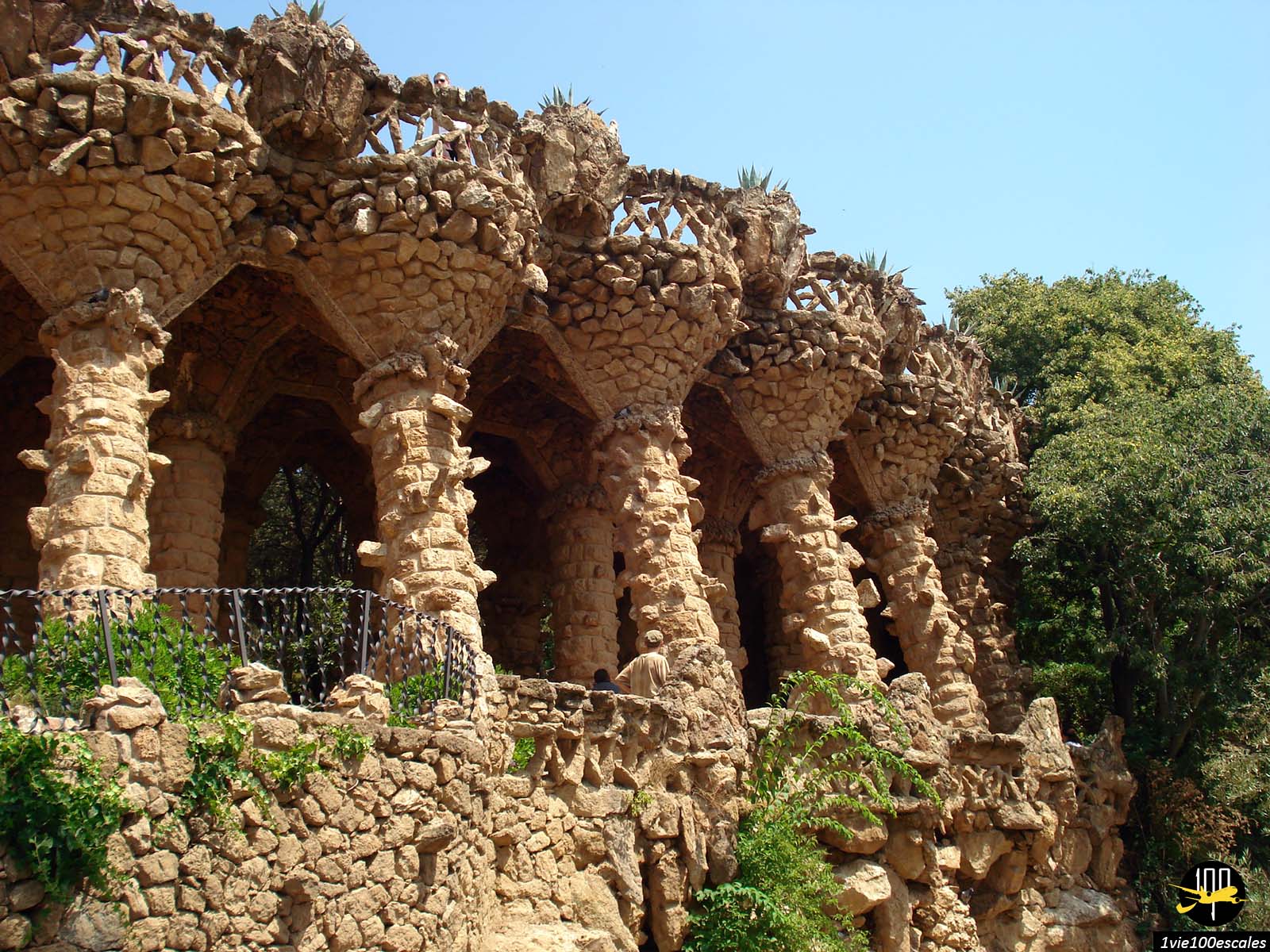Le viaducs le Pont de Baix soutenu par des colonnes et des voûtes faites de pierres