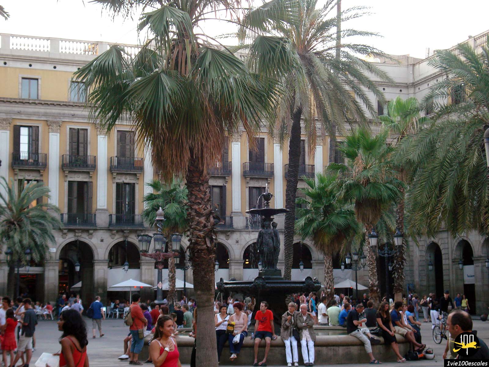 La Plaça Reial de Barcelone avec sa fontaine, ses arcades et ses palmiers