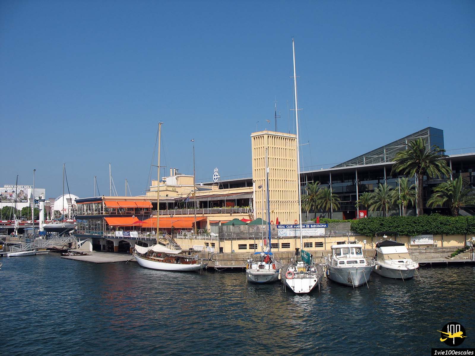 Le Port Vell de Barcelone avec ses petits bateaux et son centre commercial