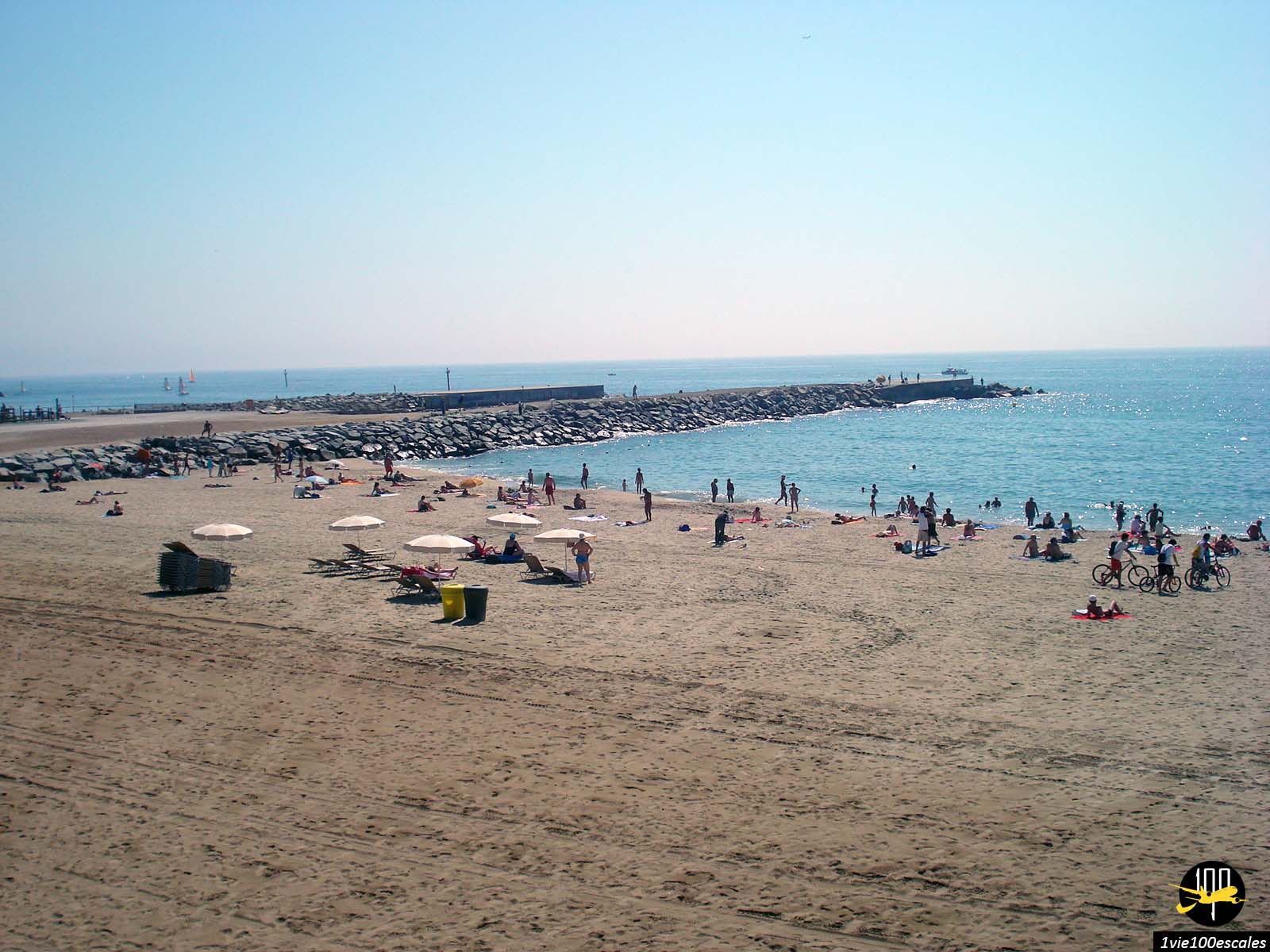 Baignade dans la belle mer de Barceloneta Beach à Barcelone