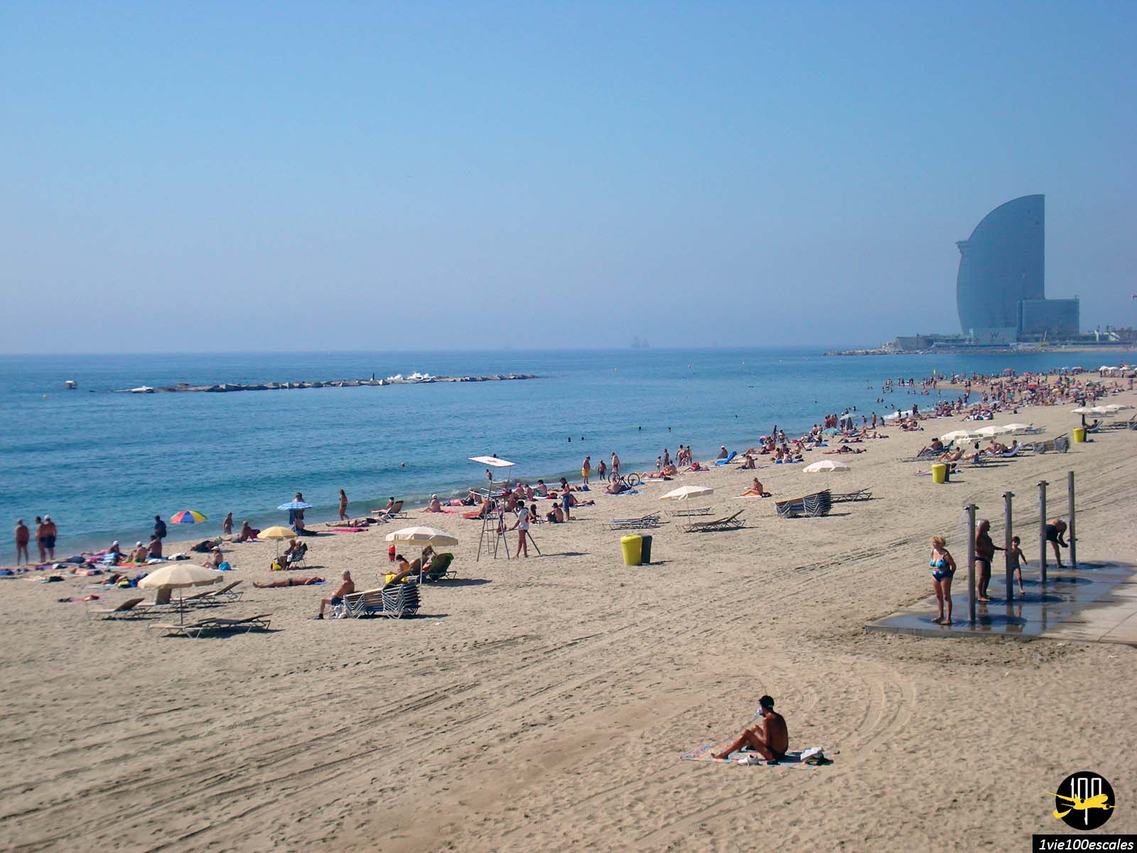 La célèbre plage de Barceloneta avec le grand hôtel W Barcelona