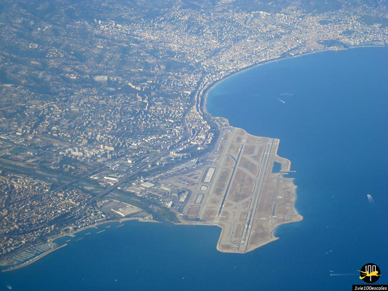 Vue aérienne lors de l'atterrissage sur la ville et l'aéroport de Nice