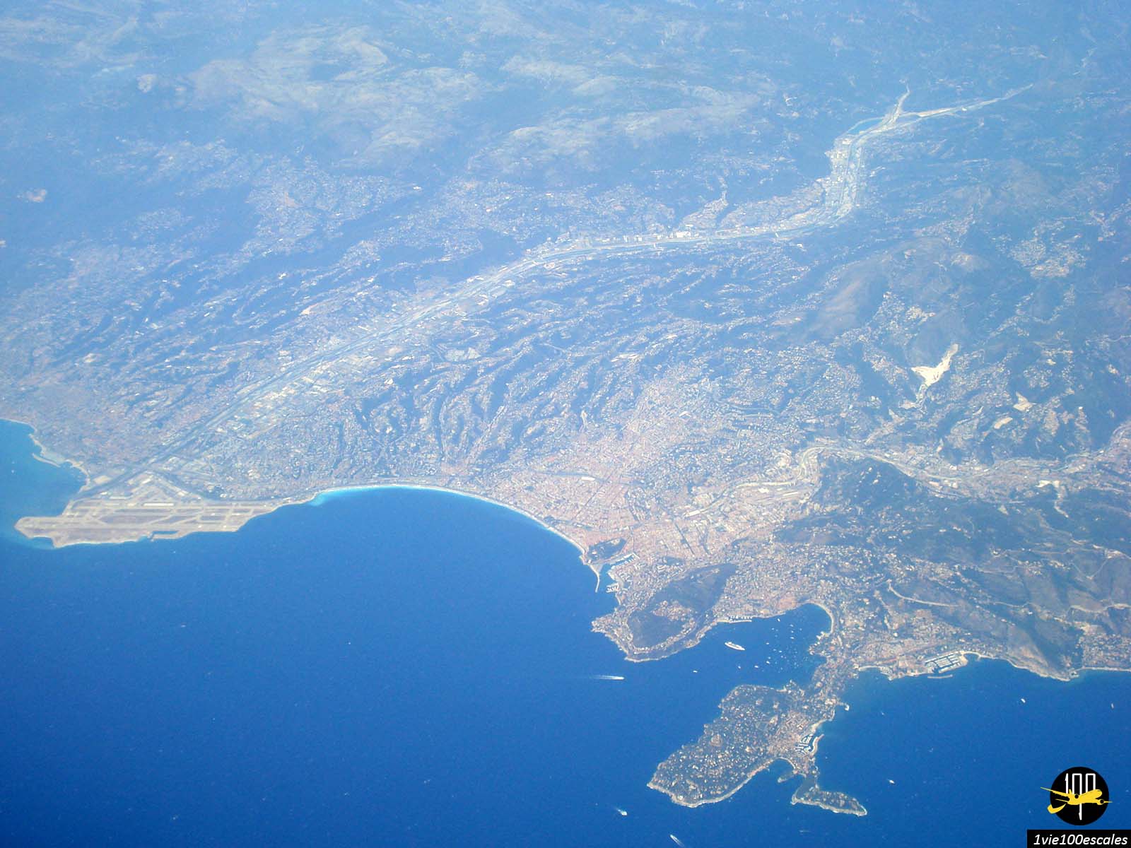 Une vue à couper le souffle sur Nice à l'atterrissage de l'avion