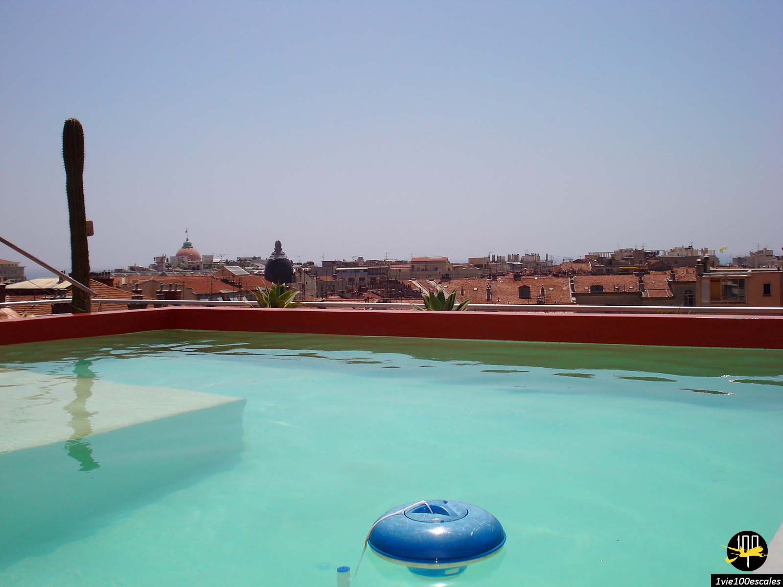 Une vue imprenable sur les toits de Nice avec la jolie piscine en terracotta du Hi Hôtel