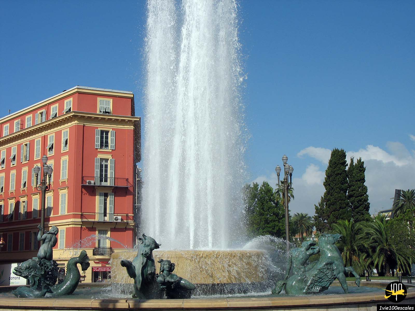 La fontaine du Soleil sur la place Masséna de Nice