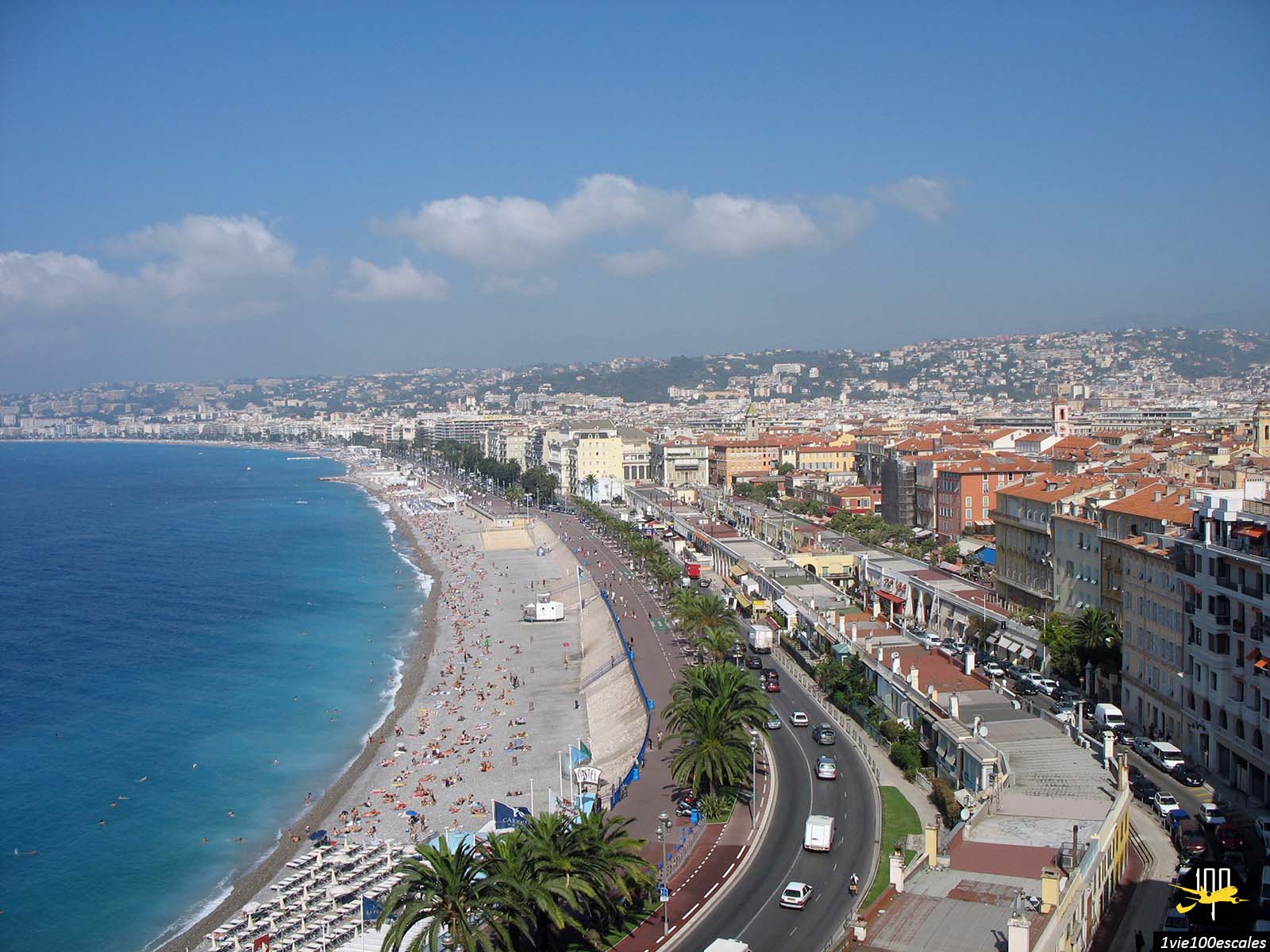 La vue sur la belle promenade des anglais au bord de mer depuis la colline du château de Nice