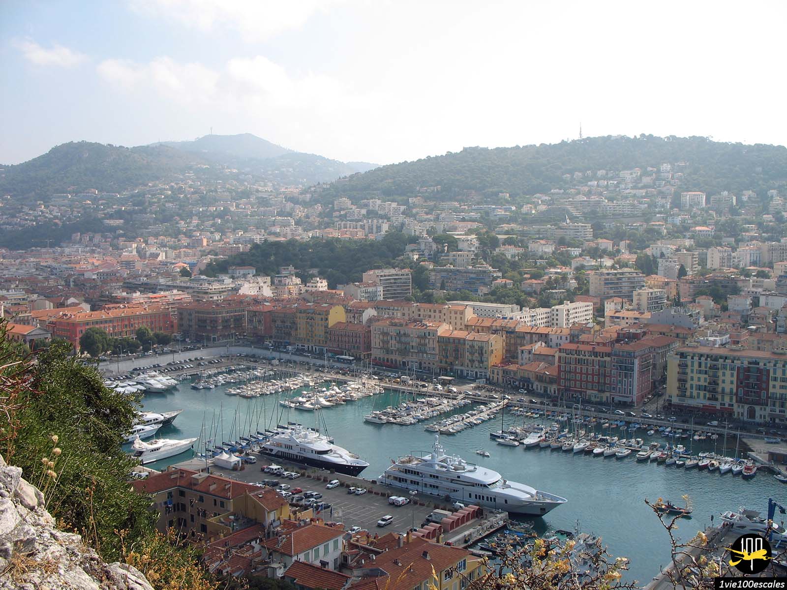 La vue sur le port de Nice depuis la colline du château