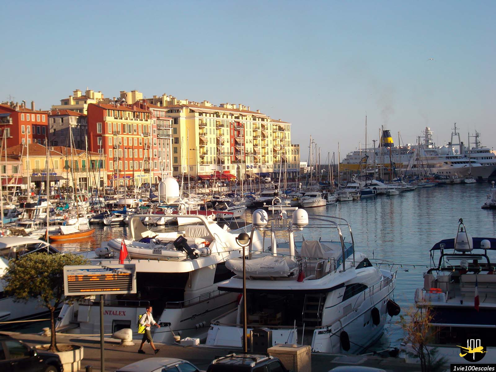 Les yachts et les ferries pour la Corse dans le port Lympia de Nice