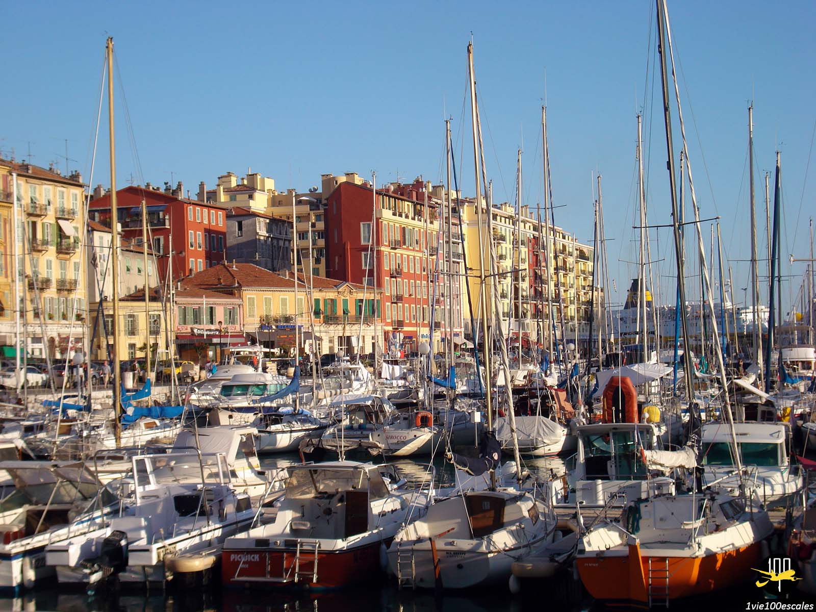 Les petits voiliers amarrés dans le vieux port de Nice