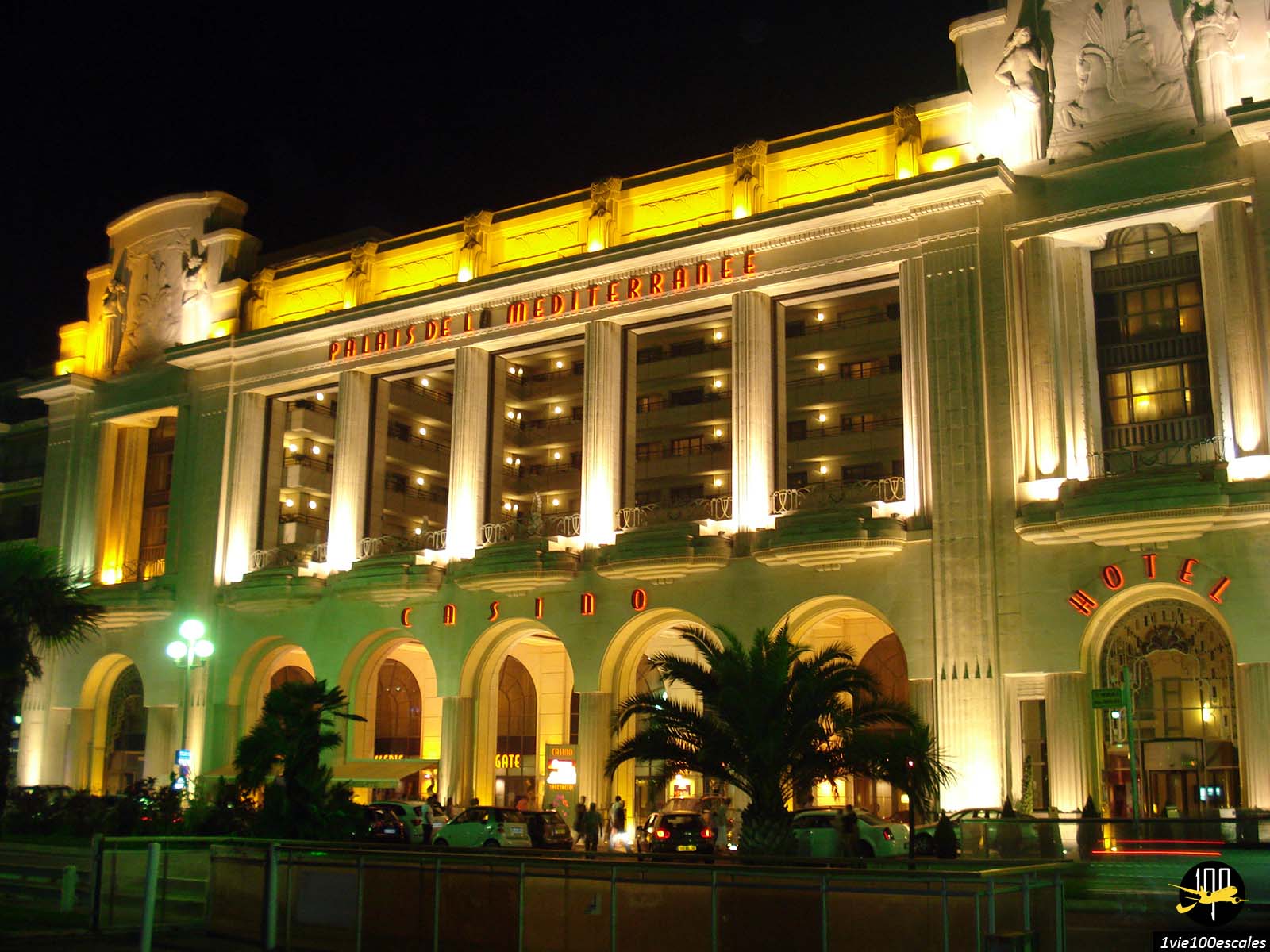 Vue nocturne sur l'hôtel Palais de la Méditerranée de Nice