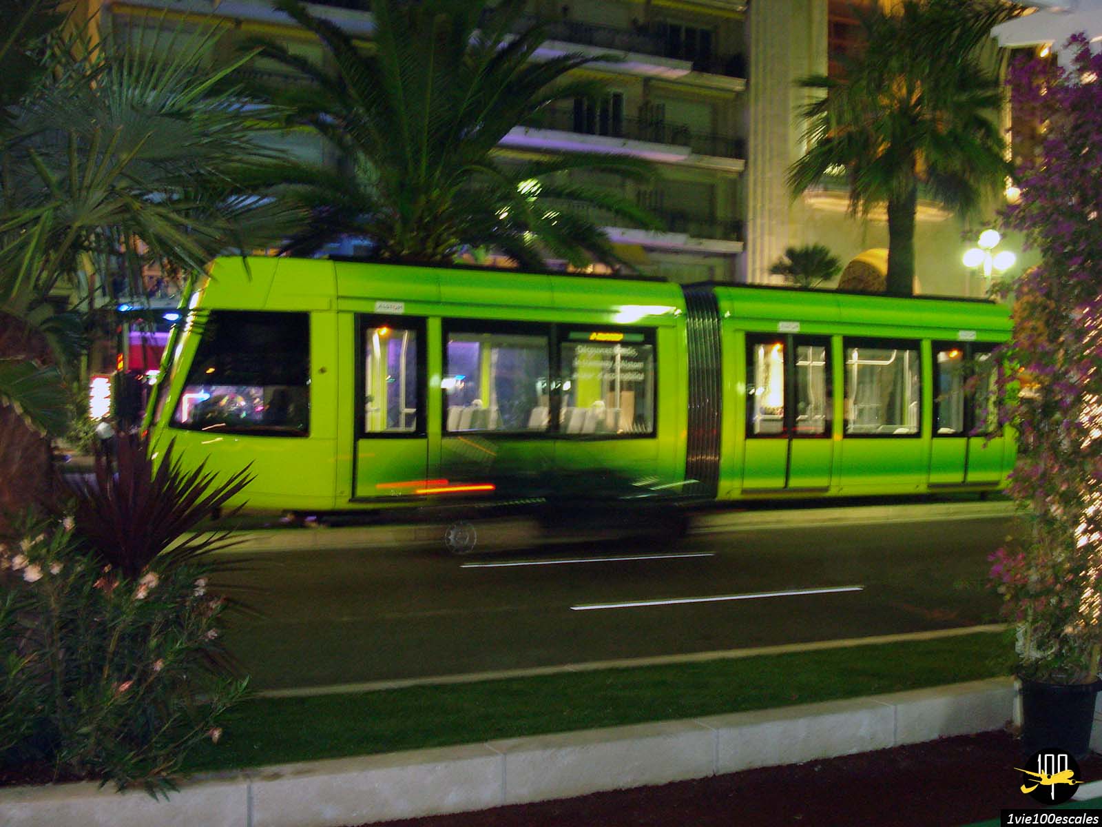 Le nouveau tramway vert longeant la promenade des anglais de Nice