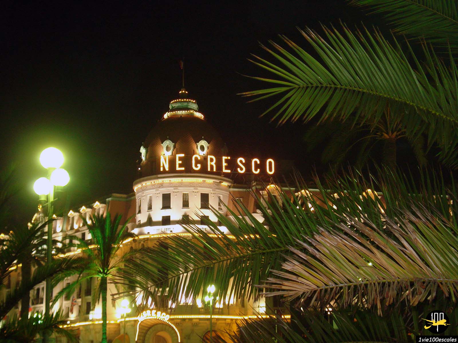 L'hôtel 5 étoiles Negresco de Nice depuis la promenade des anglais