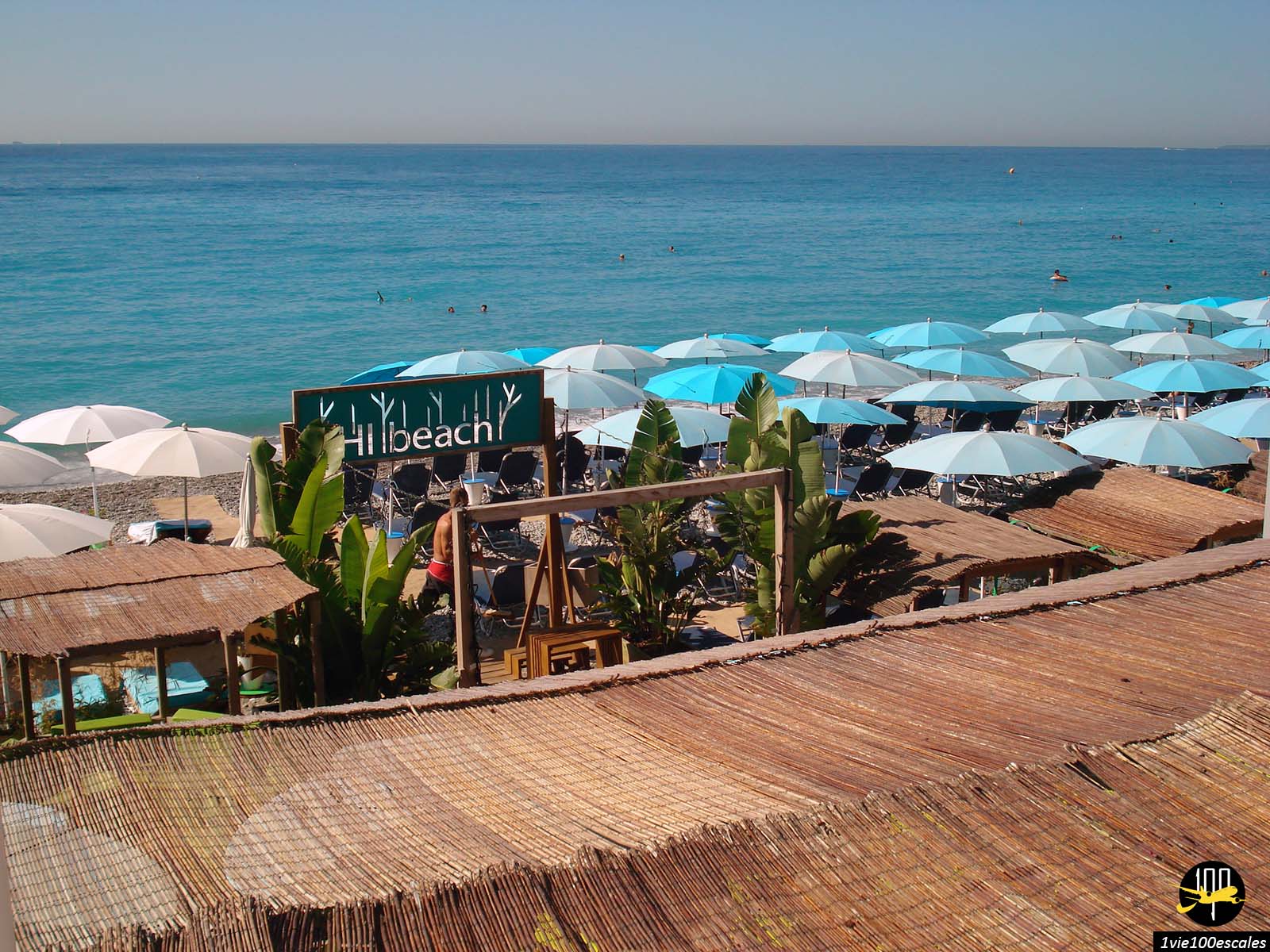 Le club privé Hi Beach depuis la promenade des anglais à Nice