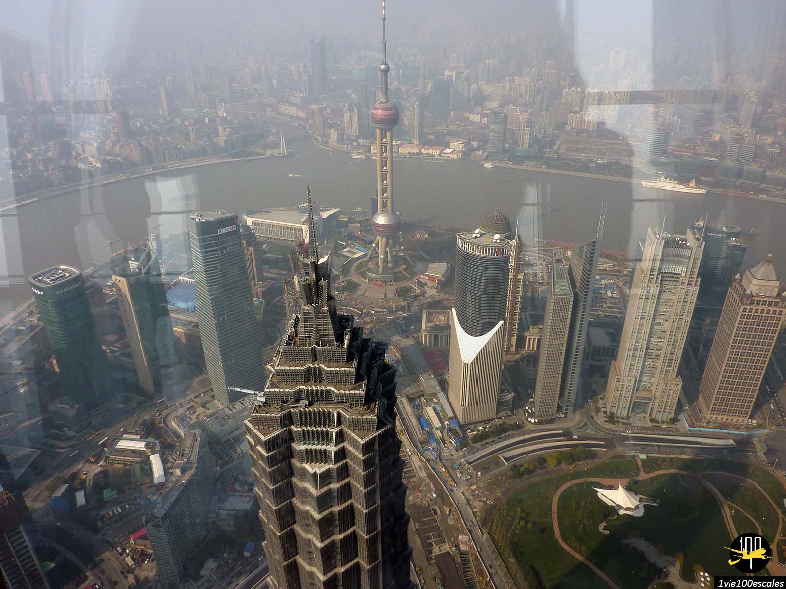 La vue impressionnante depuis le Shanghai World Financial Center